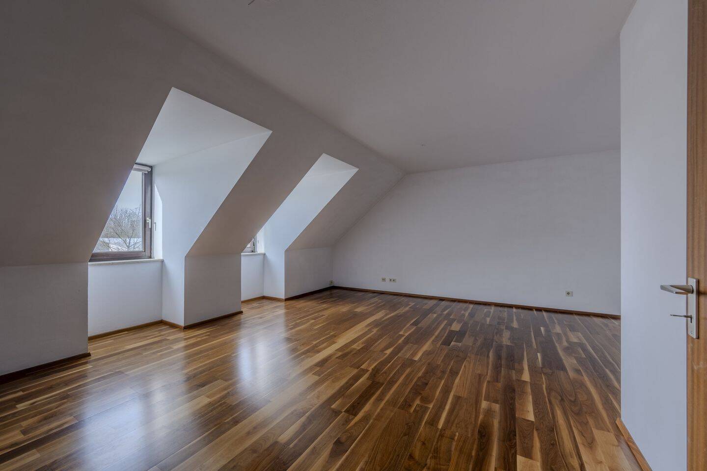 Wohnen am Stadtpark! Bezugsfreie 2-Zi-Dachgeschosswohnung mit TG-Einzelstellplatz + Fußbodenheizung – München – Vorschaubild 2