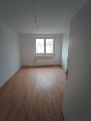 Drei Zimmer mit Balkon zum kleinen Mietpreis – 6217 Merseburg – Vorschaubild 2