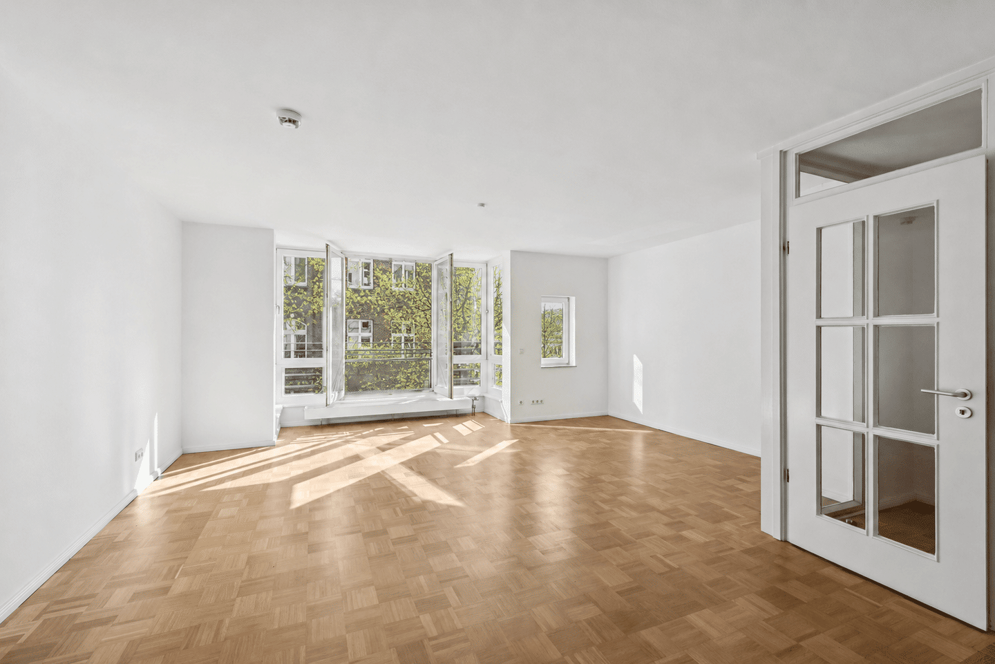 Bezugsfreie und renovierte Wohnung mit Balkon - unkompliziert zur 3-Zimmer-Wohnung umbaubar