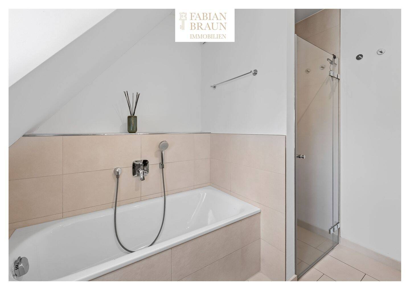 Exklusive 4-Zi-Maisonette-ETW, FBH, Balkon + Loggia, Parkett, Bulthaup Küche, Klima, TG-Stellplatz mit Wallbox, 90571 Schwaig – Schwaig bei Nürnberg – Vorschaubild 9