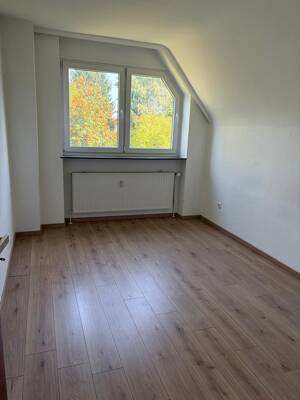 Ruhige 3 Zimmer Dachgeschosswohnung mit Balkon und Garage in Hamburg Wandsbek – 22147 Hamburg – Vorschaubild 4