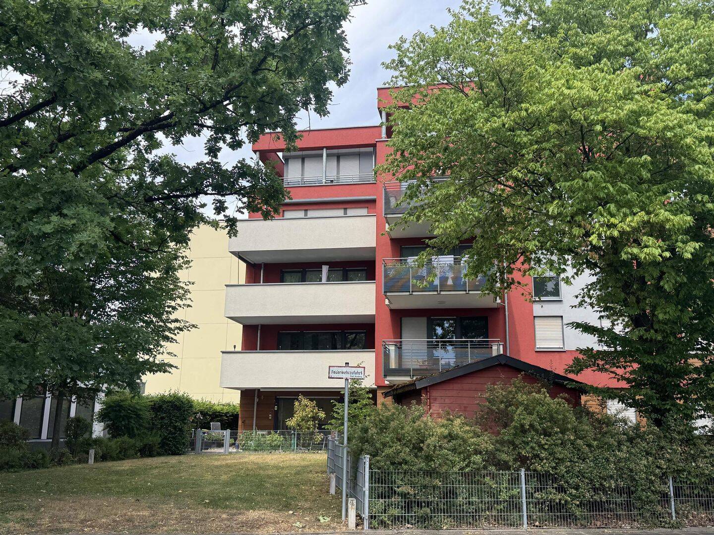 Charmante Erdgeschosswohnung mit Gartenanteil, Garage und zwei Carports in Röthenbach b. Schweinau – Nürnberg – Vorschaubild 2