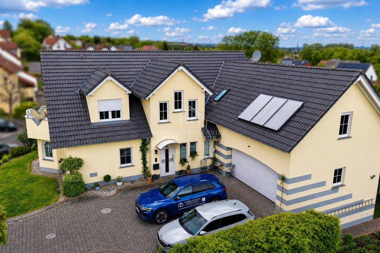Umfangreich modernisiertes Zweifamilienhaus mit 3 nutzbaren Einheiten, Terrassen, Balkon und Garage – Eichenzell – Bild 1 von 9