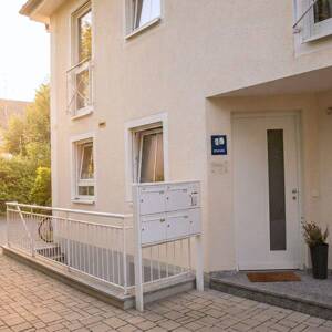 3-4 Zi Gartenoase, 2 Holzterrassen, Glasdach, Pavillon, Wallbox – 81827 München – Vorschaubild 7