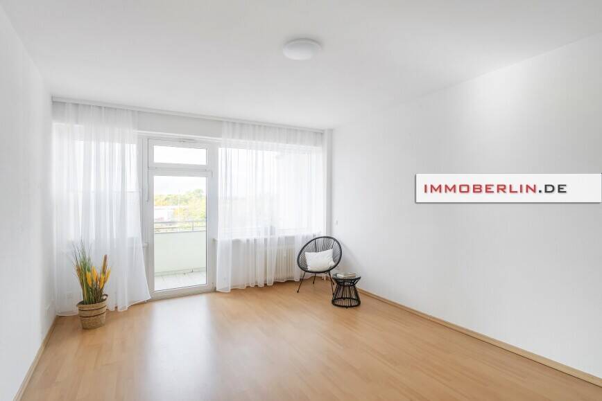 IMMOBERLIN.DE - Top-Architektur! Sympathische Wohnung mit Westloggia beim Fennsee – Berlin – Bild 1 von 9