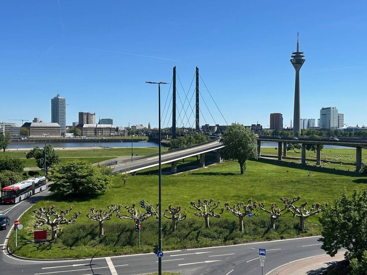 Einzigartige Immobilie (Baudenkmal) in begehrter Lage von Düsseldorf Oberkassel – 40545 Düsseldorf – Bild 1 von 9