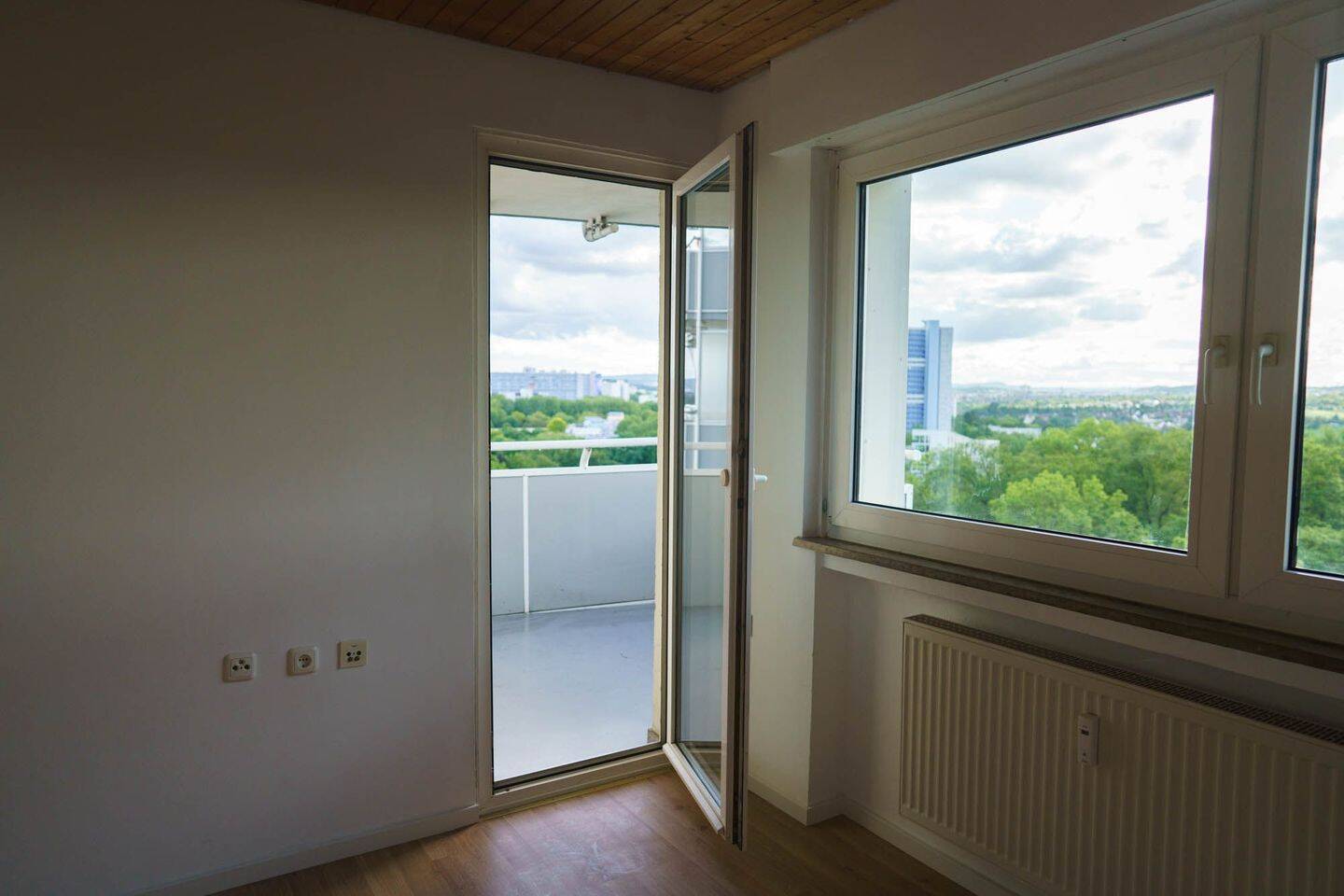 Helle 3-Zimmer-Wohnung mit Balkon, Fernblick ins Grüne und Stadtbahn direkt vor der Tür – Stuttgart – Vorschaubild 4