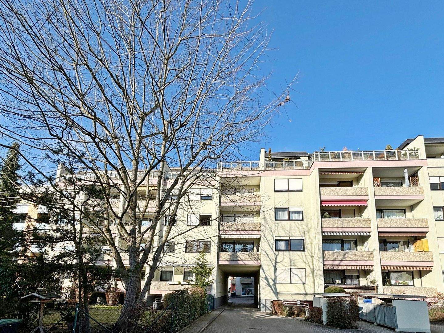 NAHE MÖGELDORFER PLÄRRER UND TIERGARTEN: 2-ZIMMER-ETW MIT SÜDLOGGIA, EBK UND 2 AUSSEN-STELLPLÄTZEN