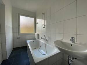 Zentral, preiswert, renoviert & sofort bezugsfertig! Gut geschnittene 2,5 Zimmer-Wohnung – 45141 Essen – Vorschaubild 3