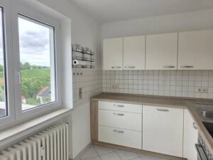 Ruhig gelegene 3-Zi-Wohnung im obersten Geschoss mit EBK, Balkon & Gartennutzung, Garage optional – 97082 Würzburg – Vorschaubild 3