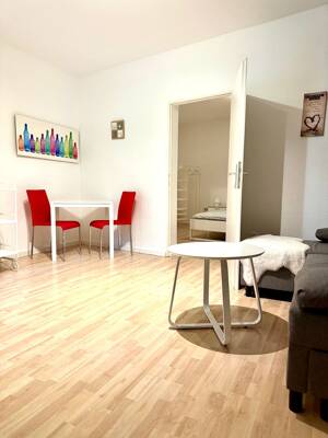 +++ MÖBLIERTE- HELLE- 2-ZIMMER -WOHNUNG - PERFEKT FÜR PENDLER +++ – 90763 Fürth – Vorschaubild 2