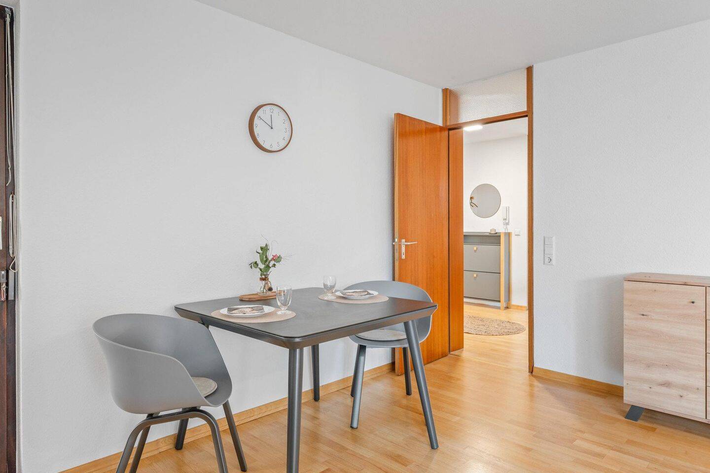 ***Zentral gelegene 2-Zimmer-Wohnung, renoviert, möbliert *** – Reutlingen – Vorschaubild 4