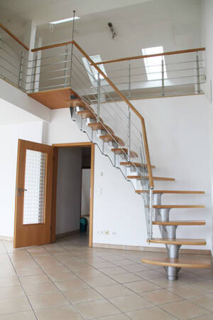 Fürth: Schöne 2 Zimmer-ETW mit Galerie, Balkon und 2 vollwertigen PKW-Stellplätzen – 90763 Fürth – Vorschaubild 2
