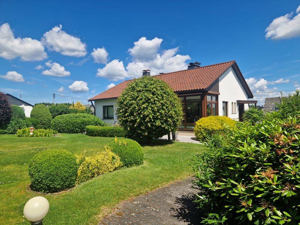 Tolles Einfamilienhaus im Bungalowstil mit wunderschönem parkähnlichen Gartengrundstück in Weitefeld! – Weitefeld – Vorschaubild 2