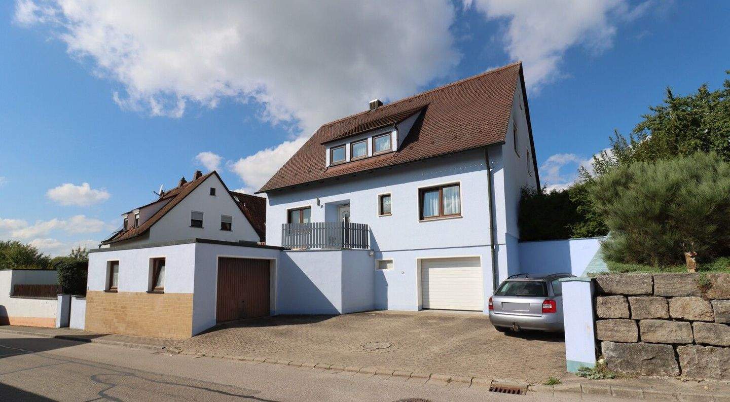 Wohnen auf dem Land - Großzügiges Zweifamilienhaus mit 2 Garagen und gepflegtem Garten – Lehrberg – Bild 1 von 9