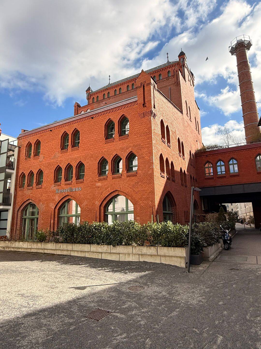 Hochwertige Eigentumswohnung im denkmalgeschützten KesselhausQuartier mit Balkon zum grünen Innenhof – Berlin – Bild 1 von 9