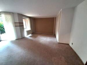 Für Berufstätige! Frisch gestrichene, schöne 4-Zi-Whg, 1. OG, großz. Balkon, frisch saniertes Du-Bad, neue EBK, Vinylboden neu, Garage mögl.