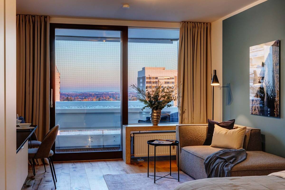 Bogenhausen: Hochwertig möbliertes Apartment im 13. OG - grandioser Fernblick – 81925 München – Bild 1 von 9
