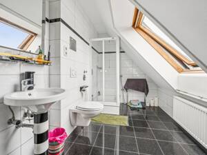 Vielseitiges Immobilien-Ensemble in Reisholz: bereits geteiltes MFH, Gewerbe und Garagenhof – 40599 Düsseldorf – Vorschaubild 8