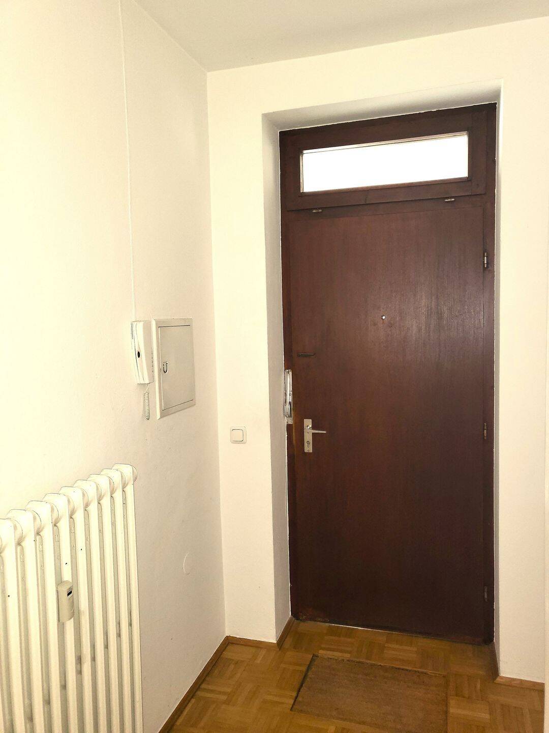Preishammer! Schicke 2-Zimmer-Wohnung mit Loggia in der historischen Altstadt von Regensburg – Regensburg – Vorschaubild 2