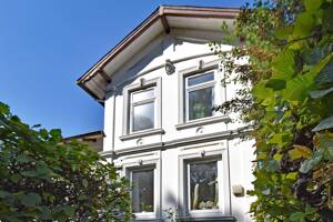 Verwunschenes Kleinod in allerbester Lage: Sanierungsbedürftige Villa im Kleinformat im Villengebiet