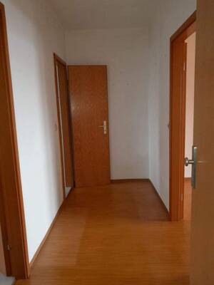 Traumhaft! Zwei-Zimmer-Wohnung mit EBK und Balkon – 8523 Plauen – Vorschaubild 2