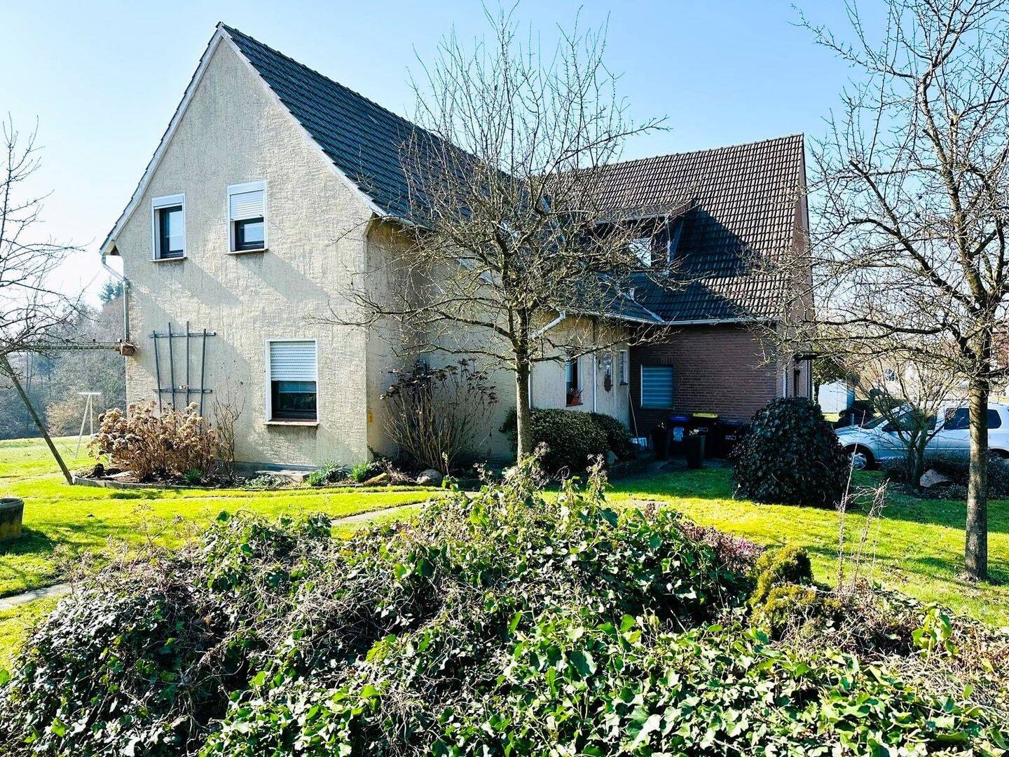 Großes Ein-bis Zweifamilienhaus mit Einliegerwohnung sucht neuen Eigentümer.