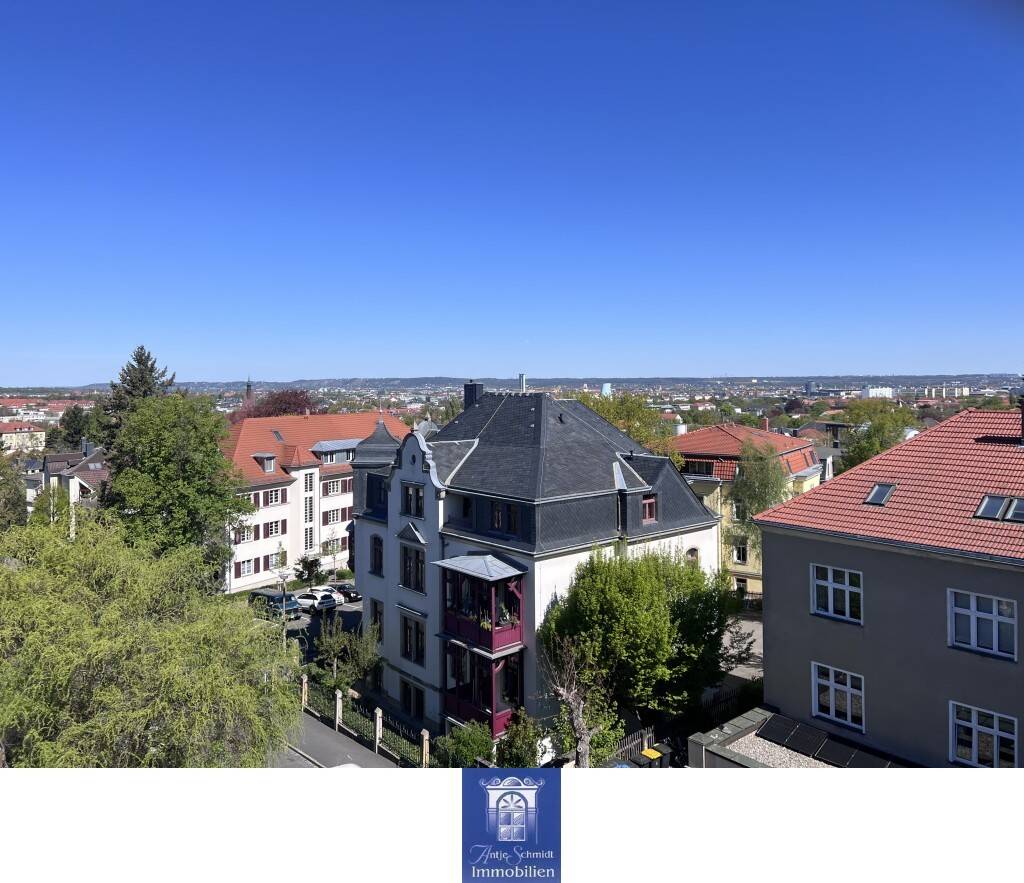 Traumhafte Dachgeschosswohnung in stilvoller Stadtvilla mit herrlichem Fernblick!