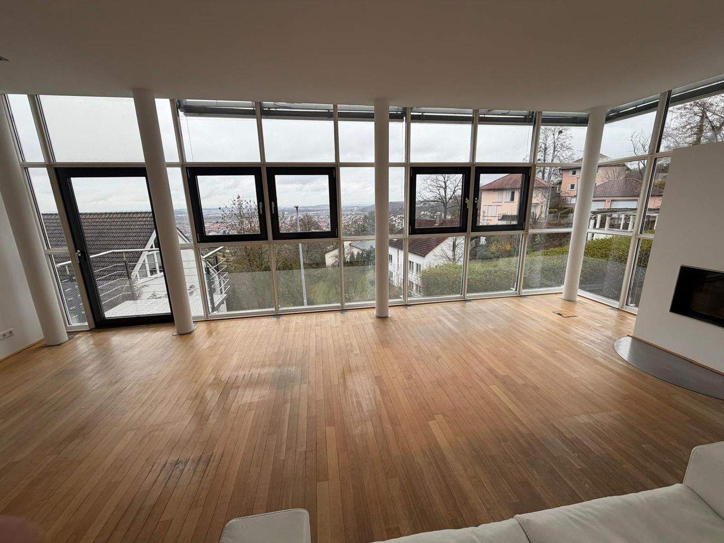 Architektenvilla in Aussichtslage, große Dachterrasse und 1-Zimmer-Einliegerwohnung – Gerlingen – Vorschaubild 2