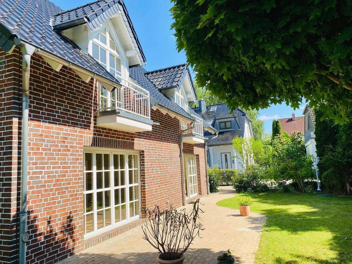 Licht-durchflutetes, freistehendes Landhaus in Zehlendorf, Bj. 2004, ca. 340 m² Fläche, 3 Etagen, top gepflegt, ruhige Endlage Privatstrasse, Rarität. – Berlin – Vorschaubild 5