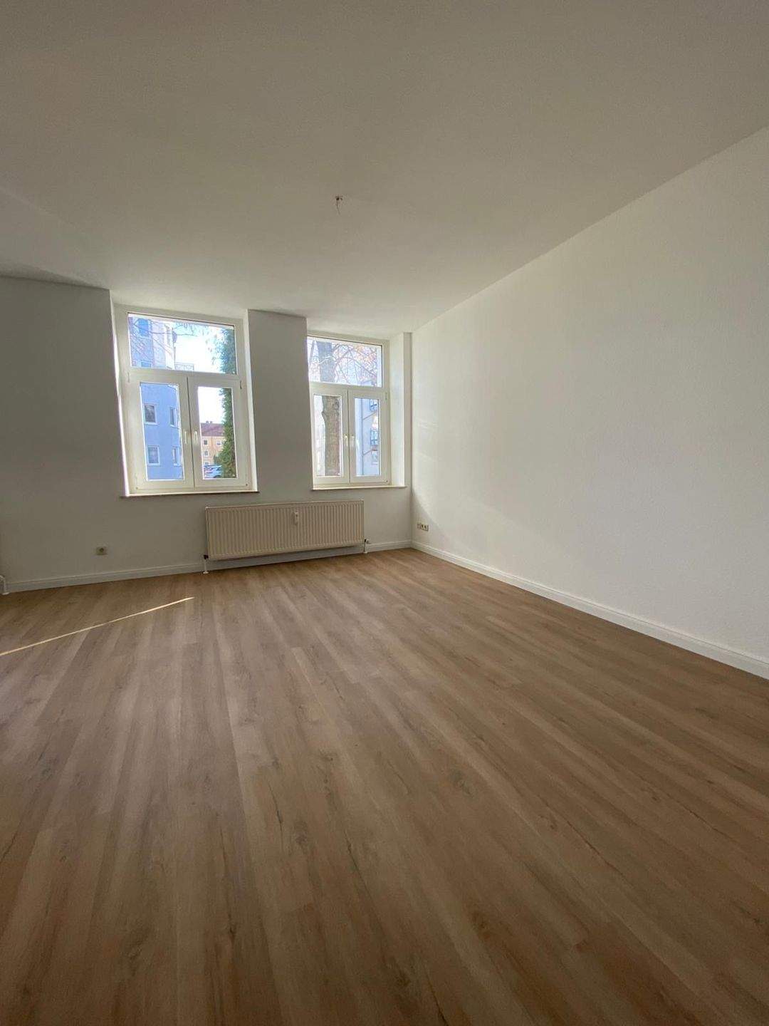 Frisch renoviert, Einbauküche & Tageslichtbad mit Wanne – Magdeburg – Vorschaubild 2