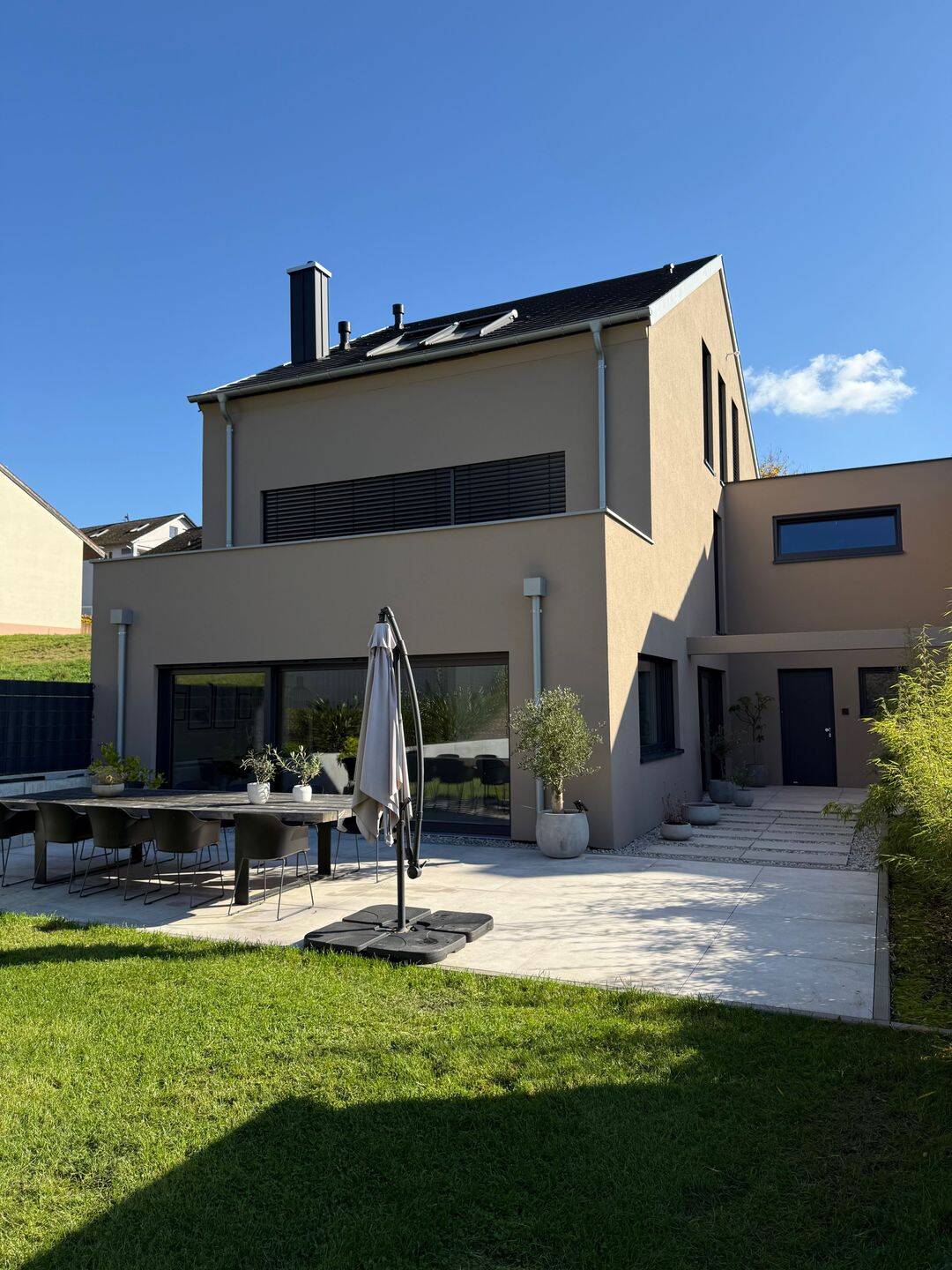 Modernes Einfamilienhaus mit Smarthome, Küche und Garten