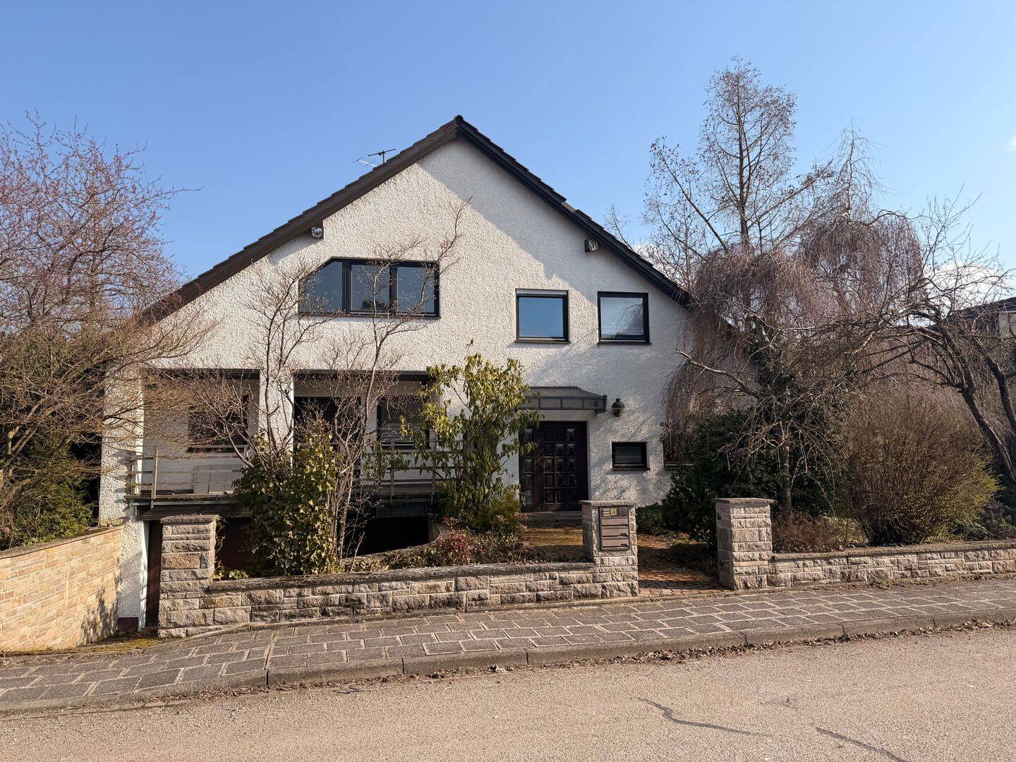 Top Objekt mit Potenzial! Wohnen & Arbeiten unter einem Dach – Zweifamilienhaus mit 2 Eingängen – Heilsbronn – Bild 1 von 9