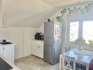 Lichtdurchflutete, gut geschnittene 4-Zimmer-Wohnung in ruhiger Lage nahe Hubland – 97218 Gerbrunn – Vorschaubild 3