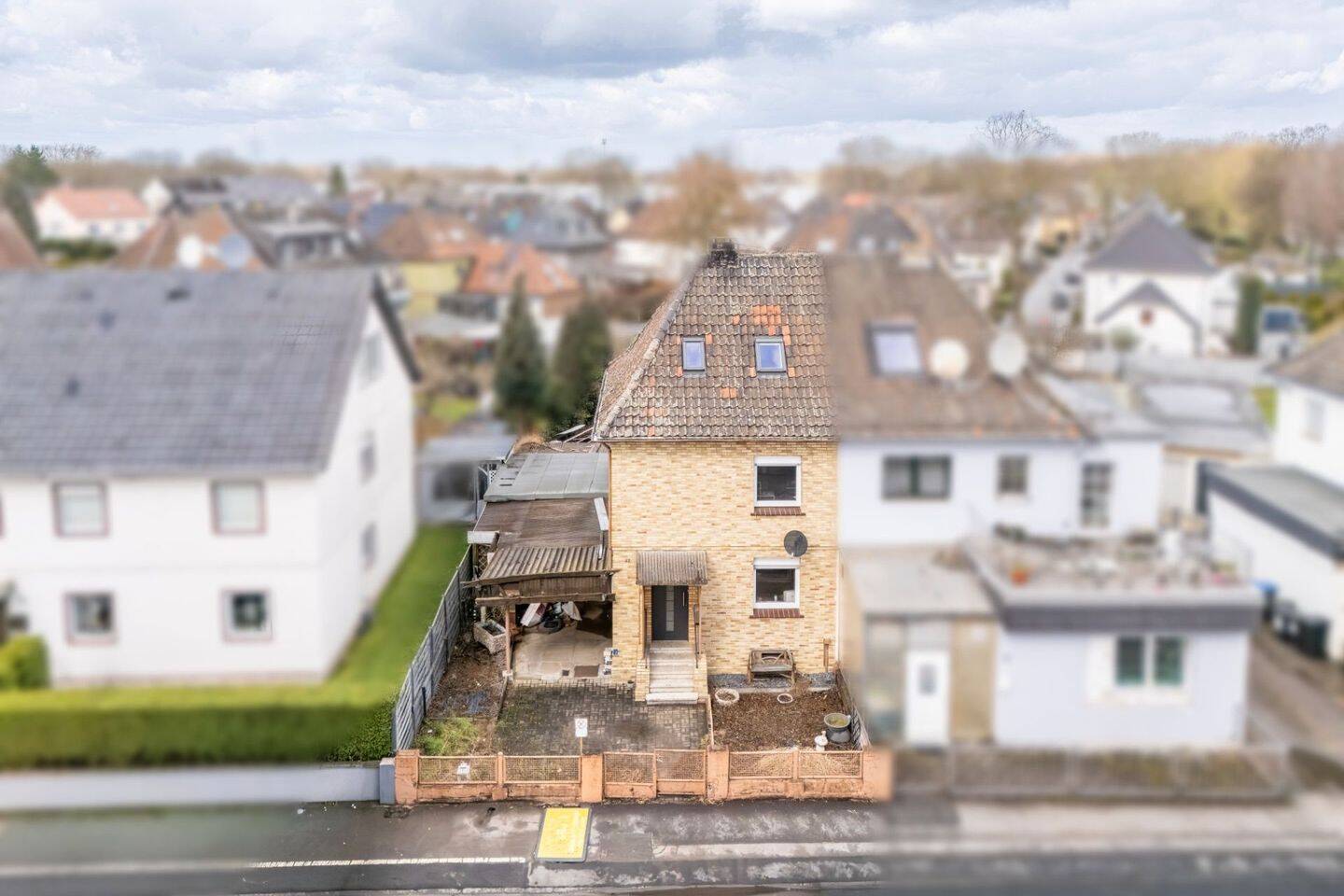 Rohdiamant: Doppelhaushälfte mit großem Garten und viel Potenzial