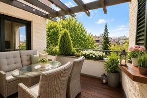 Moderne 4-Zimmer-Eigentumswohnung mit Balkon, Klimaanlage und Stellplatz