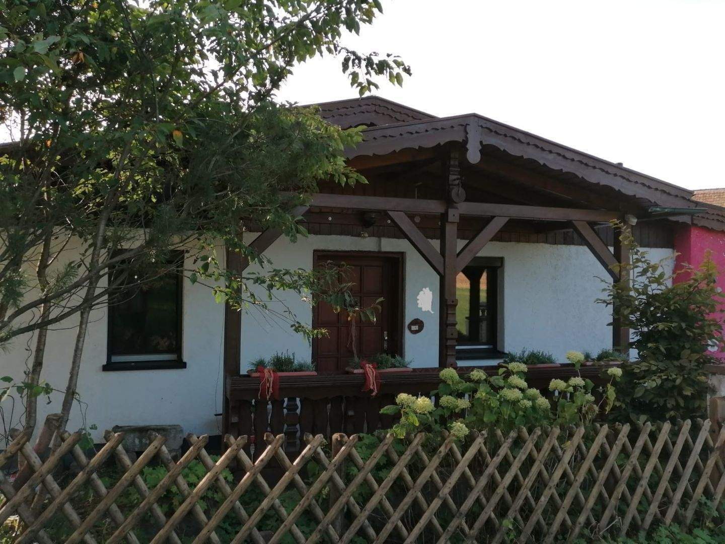Ebenerdiger Bungalow in Ortsrandlage – barrierefrei, tierfreundlich und mit hohem Freizeitwert – Oberscheinfeld – Bild 1 von 9