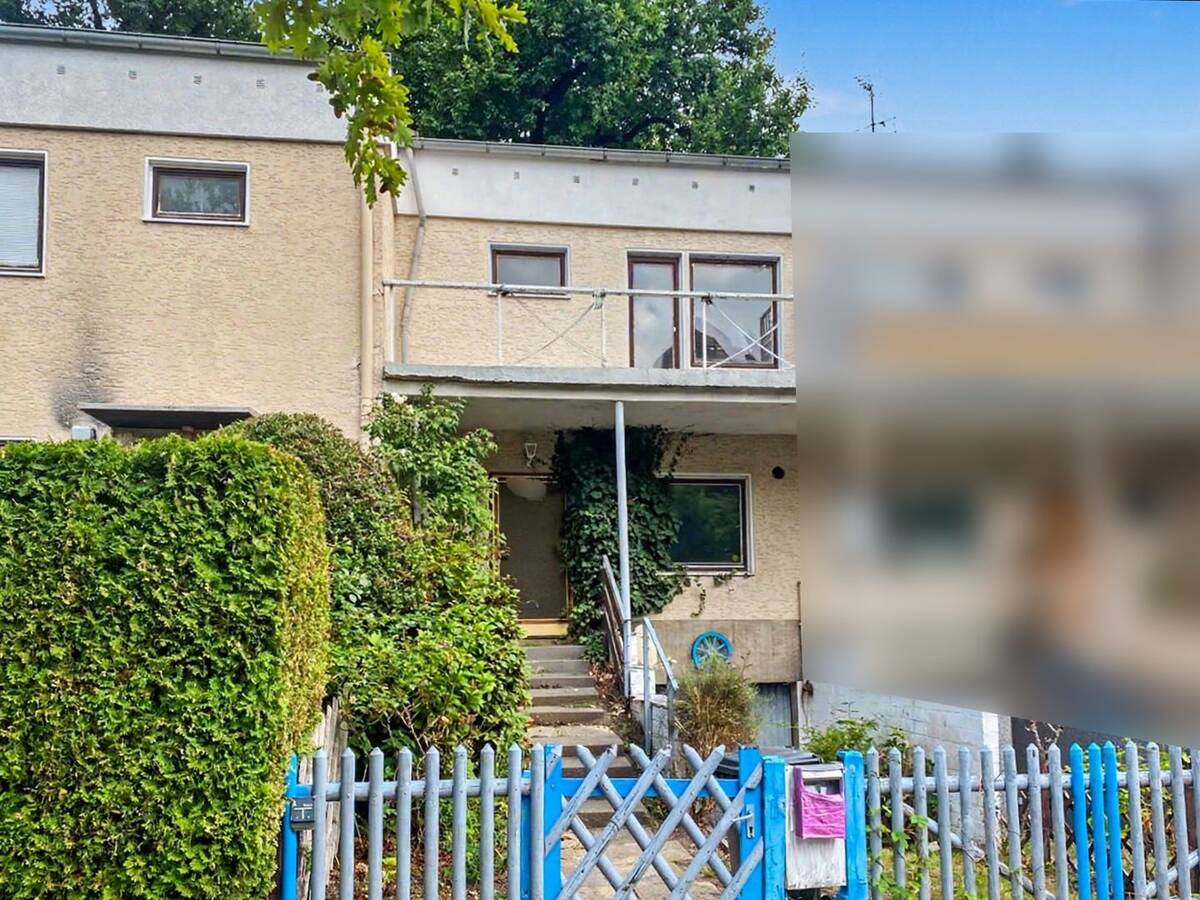 Stark sanierungsbedürftiges Reihenmittelhaus mit 3,5 Zimmern und großem Garten in Berlin- Zehlendorf – 14165 Berlin – Bild 1 von 9