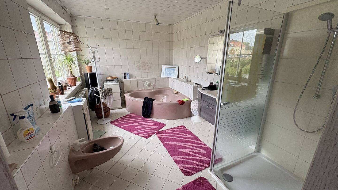 Attraktives Mehrfamilienhaus mit Ausbaureserve, großzügigem Garten und nachhaltiger Energietechnik – Eisenberg – Vorschaubild 4