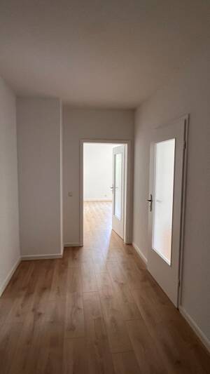 *helle und großzügige 2-Zimmer-Wohnung in ruhiger und grüner Lage* – 1187 Dresden – Vorschaubild 3