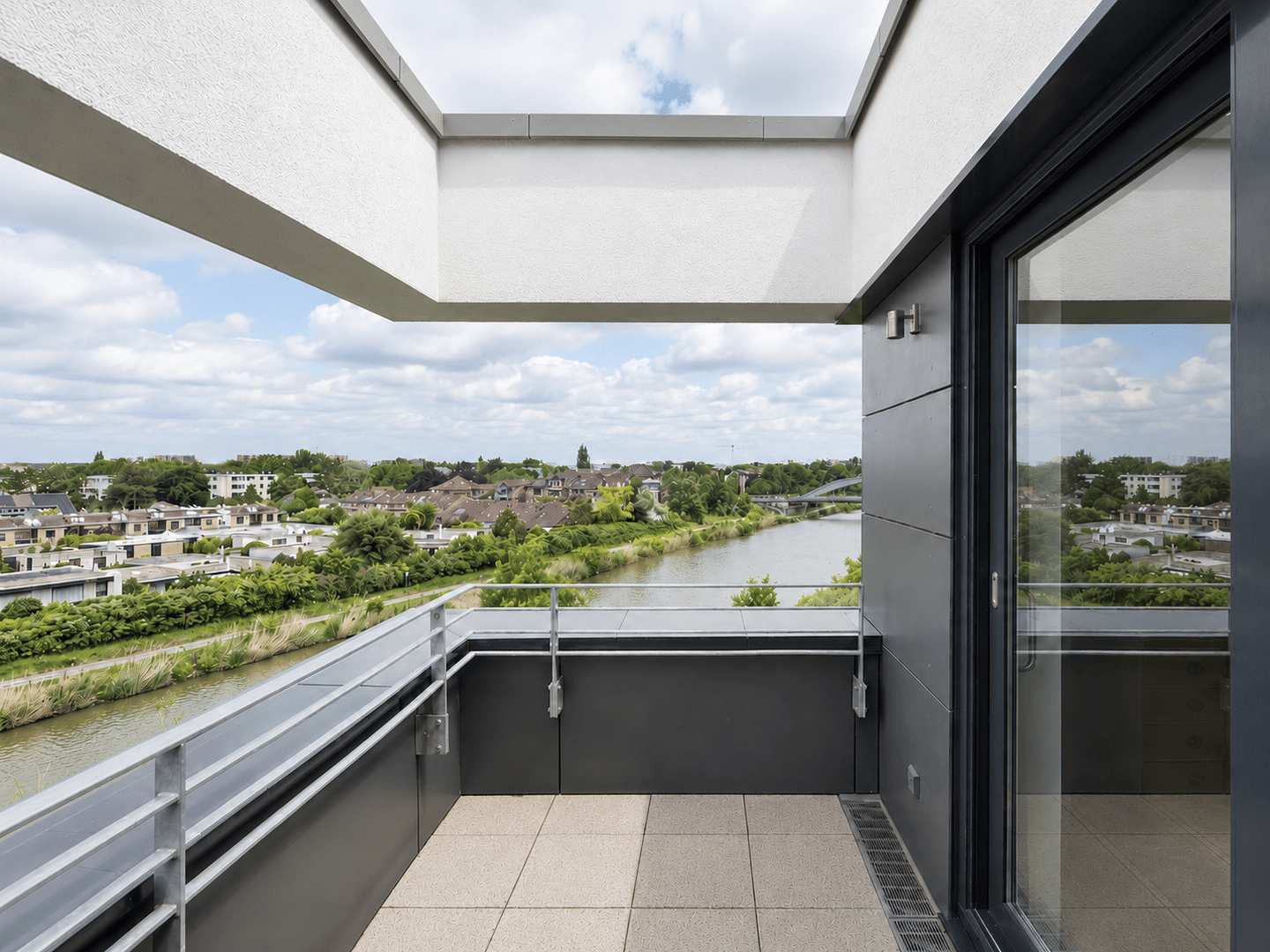 Außergewöhnliches Penthouse in Wasserlage - Privatsphäre, Weitblick und Wohnkomfort auf einer Ebene – Hannover – Vorschaubild 3