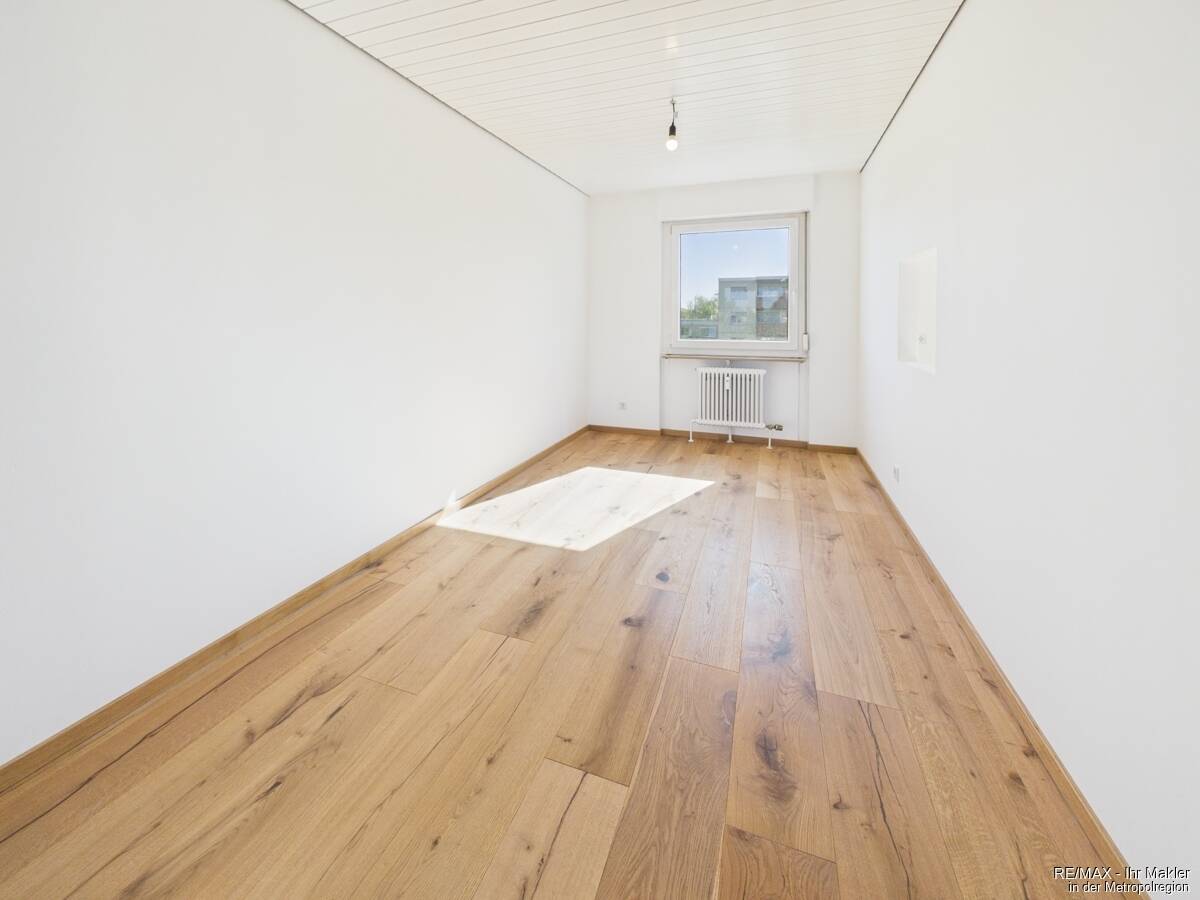 Westblick vom Balkon, geräumig und alles "Neu" für Sie – Nürnberg – Vorschaubild 5