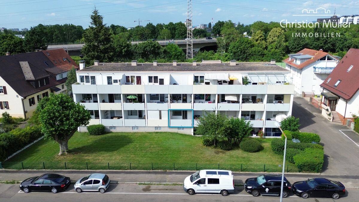 Entkernte 1,5-Zimmer-Wohnung mit Südbalkon und Stellplatz in Freiburg-Haslach – 79115 Freiburg im Breisgau – Bild 1 von 9