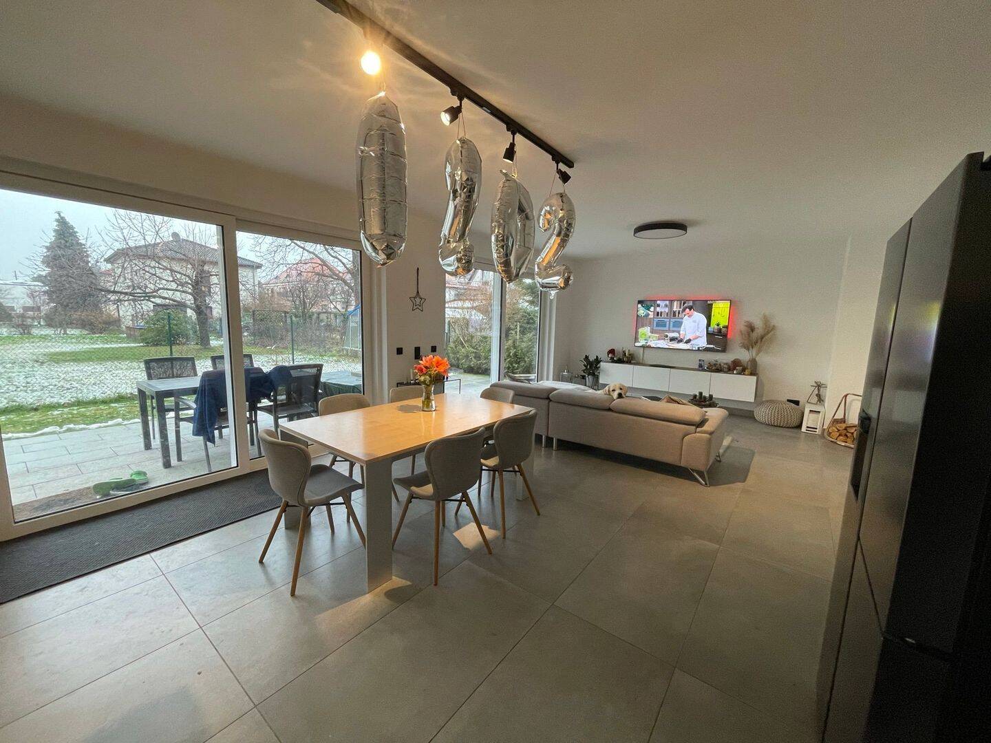 Modernes Einfamilienhaus mit EBK, Terrasse, Balkon, Grünflächen und Carport – Dresden – Vorschaubild 2