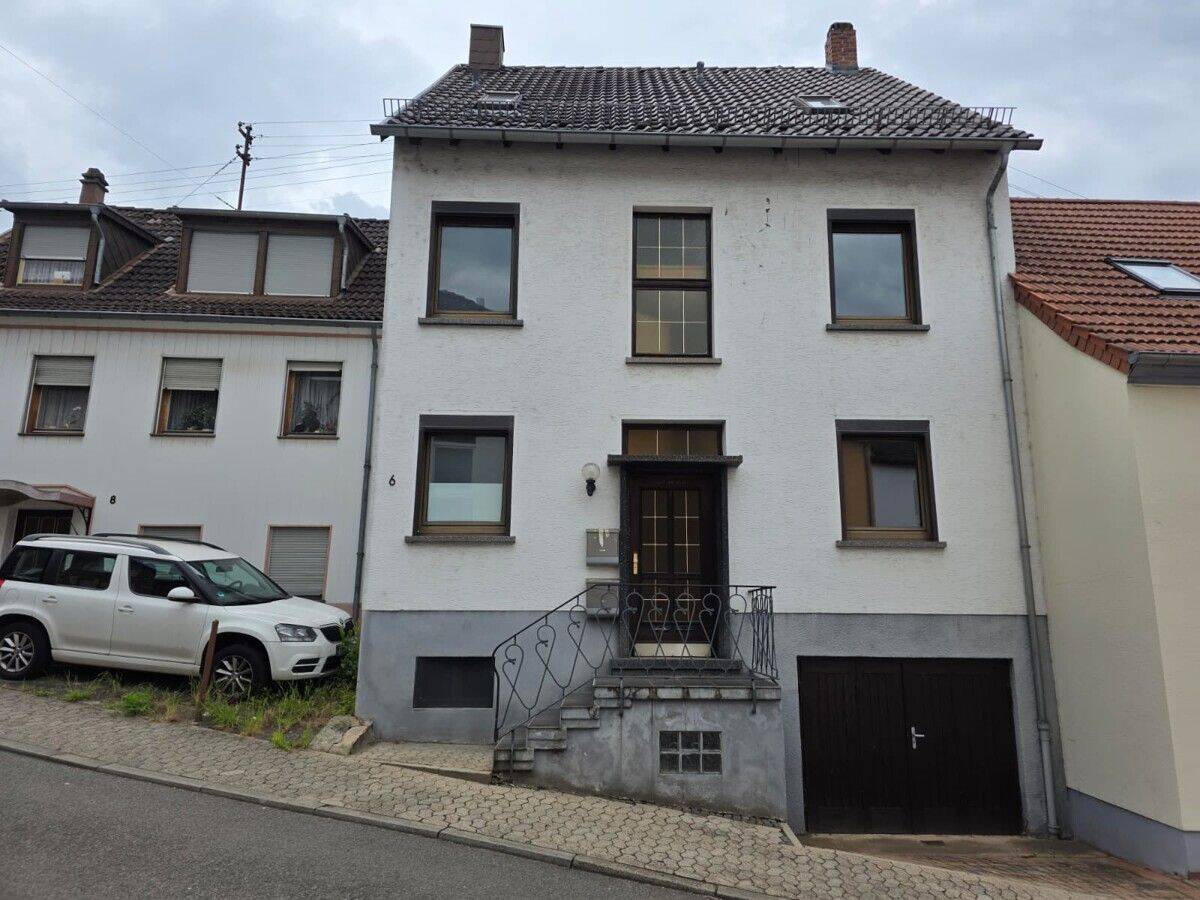 RESERVIERT! Zweifamilienhaus für Selbstnutzer und Vermieter mit Garten und einer Garage