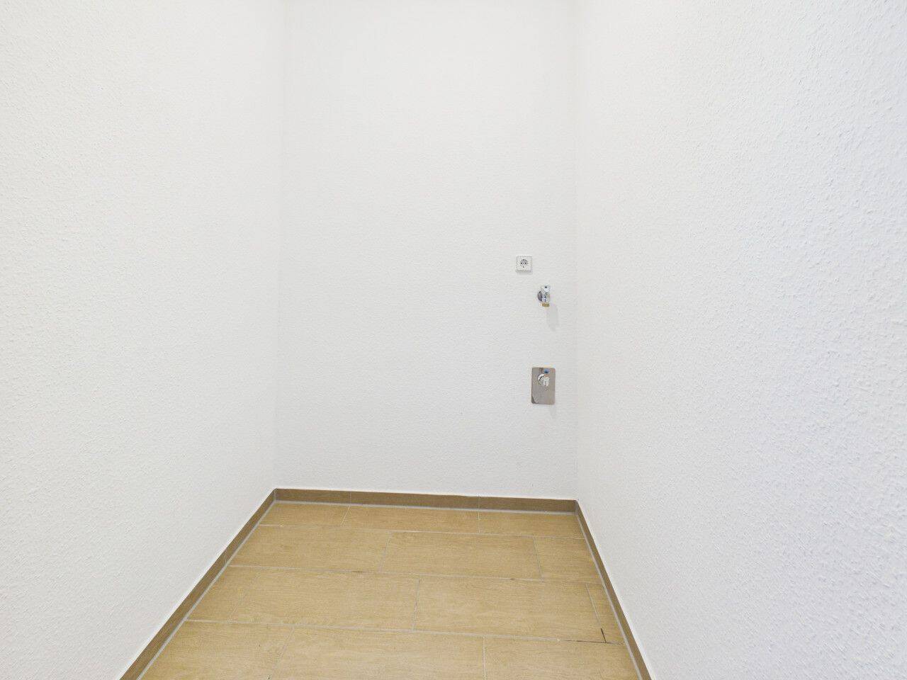 Top saniert mit großem Balkon und super Weitblick! ** Aufzug ** – Chemnitz – Vorschaubild 6