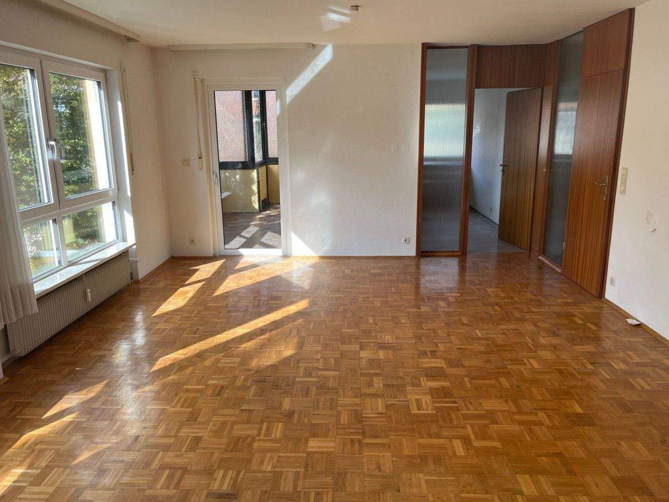 Sehr helle 4 ZW mit großzügigem Wohn-/Essbereich, Wintergarten, nagelneuem Tageslichtbad in absolut ruhiger Wohnlage in einem 3 Familien-Haus – Nürnberg – Vorschaubild 2