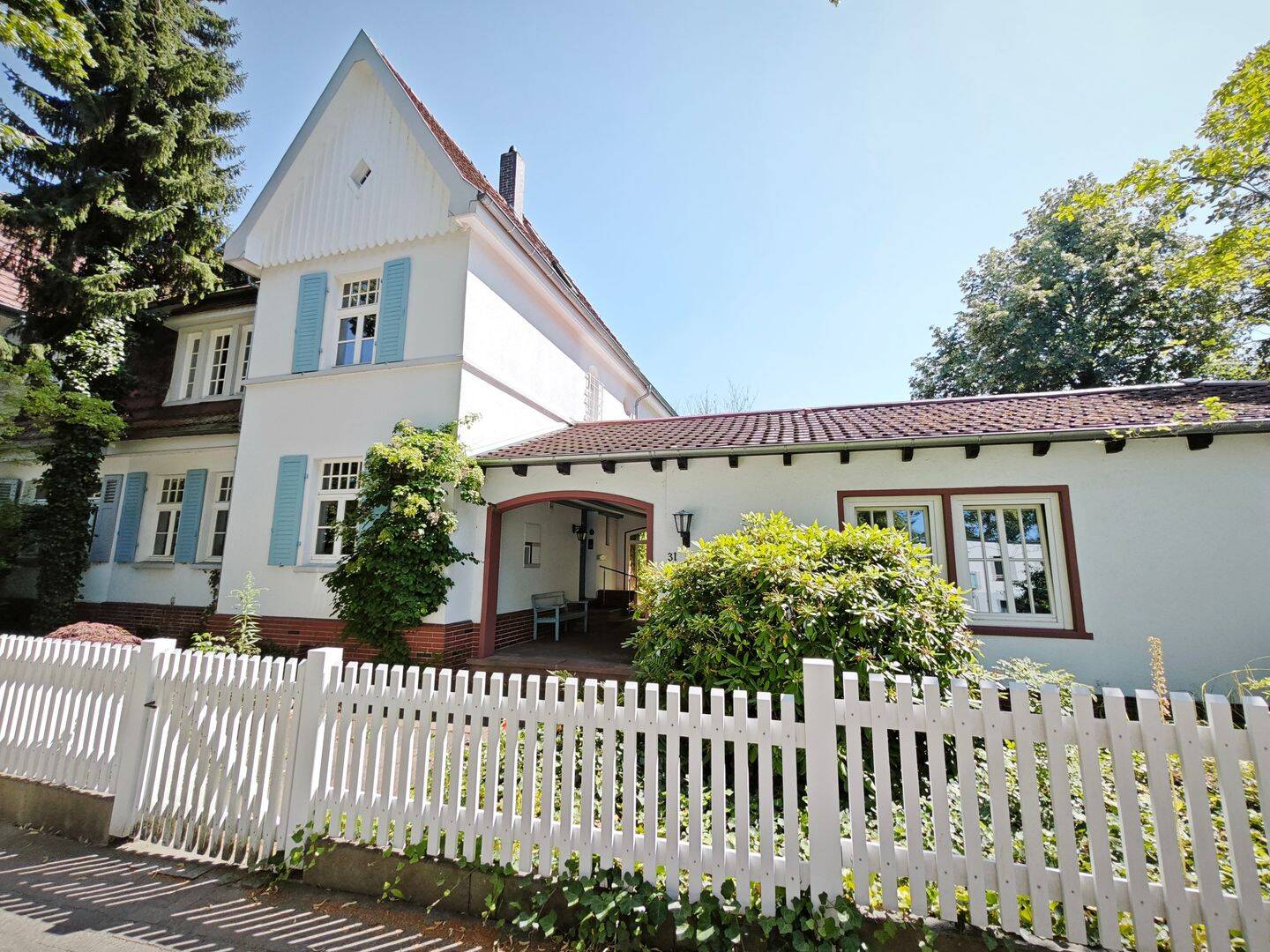 Stilvolles, großzügiges Zweifamilienhaus mit Anbau in Kassel-Niederzwehren