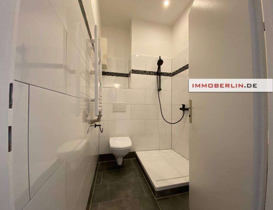 IMMOBERLIN.DE - Frisch sanierte vermietete Altbauwohnung in angenehmer Stadtlage – Berlin – Vorschaubild 3