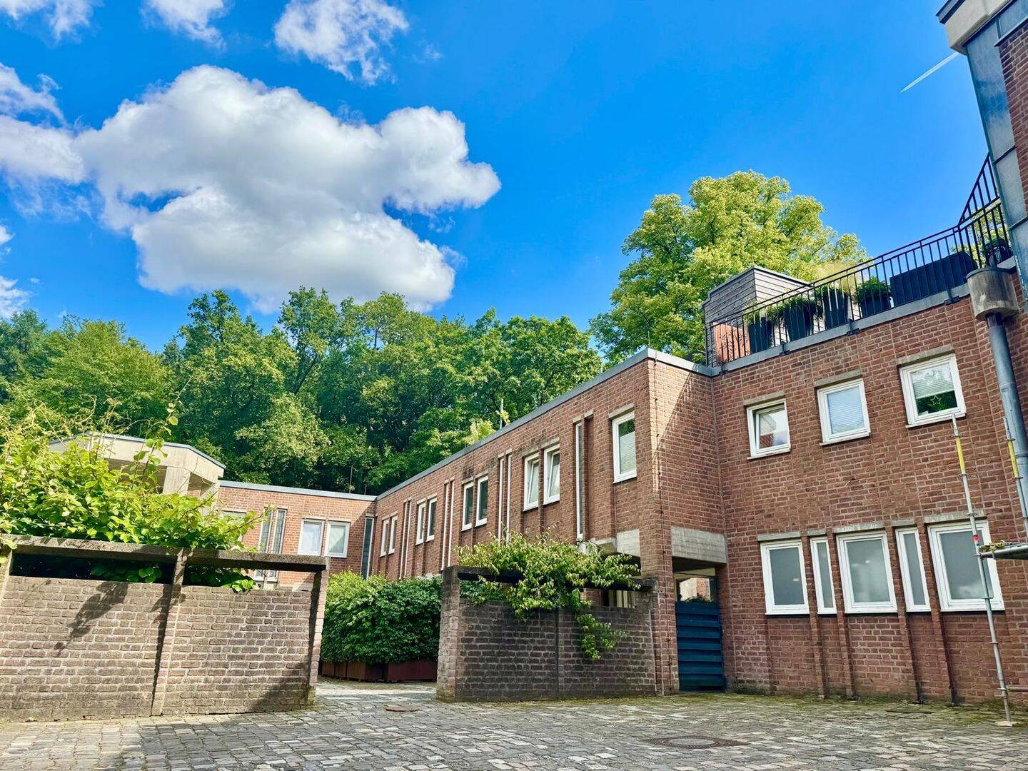 Stilvolle 2-Zimmer EG Wohnung mit 2 Terrassen in grüner Alleinlage von Unterbach